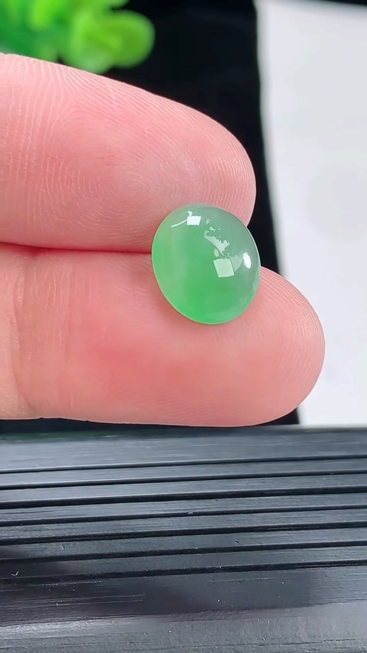 天然A货翡翠蛋面镶嵌件，尺寸12-10-3.8重量:0.72g
4月28日