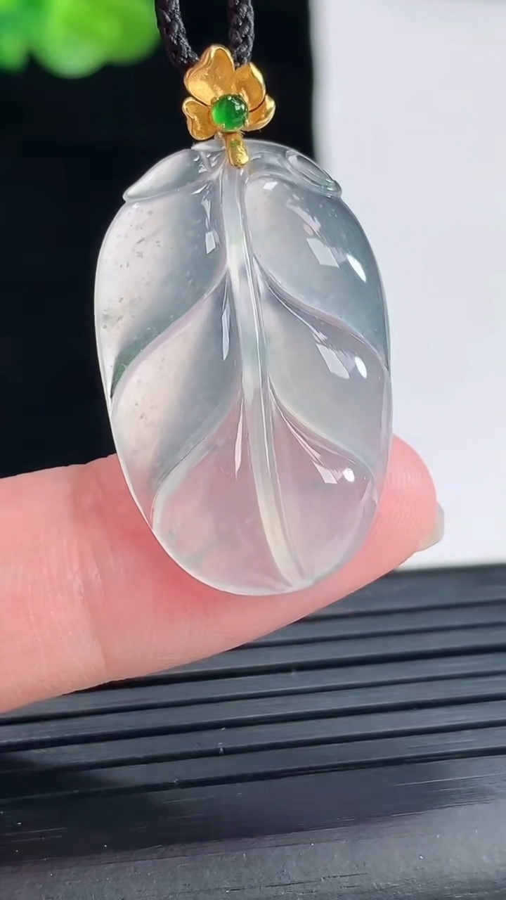 天然A货翡翠种飘花金枝玉叶 叶子吊坠，尺寸26-19-4.2重量:4.39g
4月28日