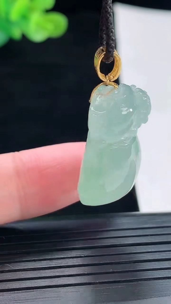 天然A货翡翠18k金飘花福袋吊坠，尺寸27-18.6-12重量:10.98g
4月28日