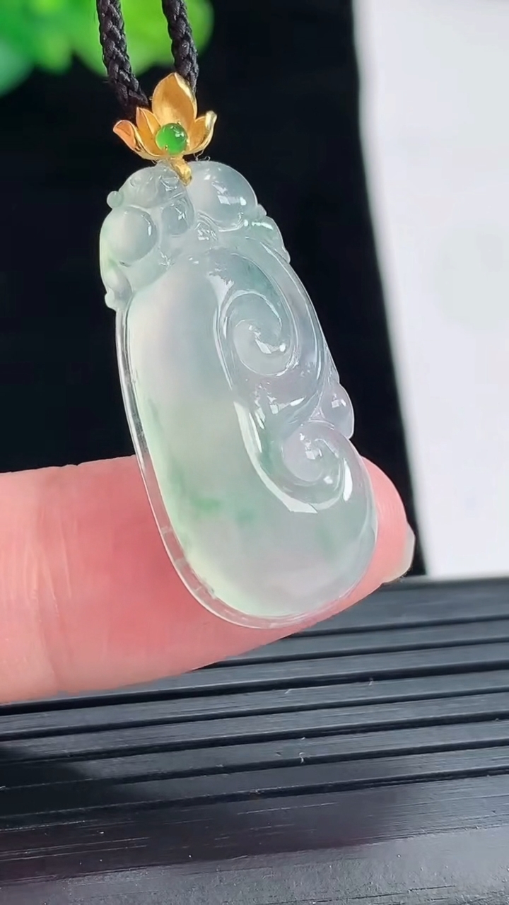 天然A货翡翠如意吊坠，尺寸29-14-7.2重量:5.26g
4月28日