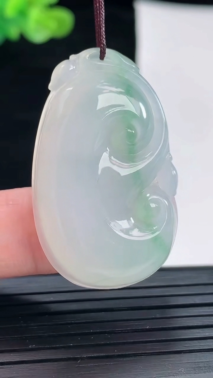 天然A货翡翠如意吊坠，尺寸39-24-6重量:10.33g
4月28日