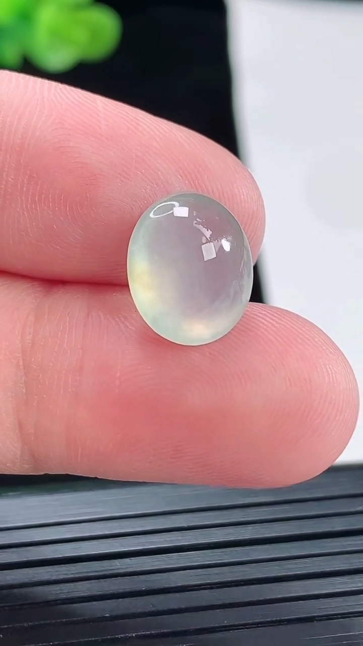 天然A货翡翠蛋面镶嵌件，尺寸13-10.6-6重量:1.21g
4月28日