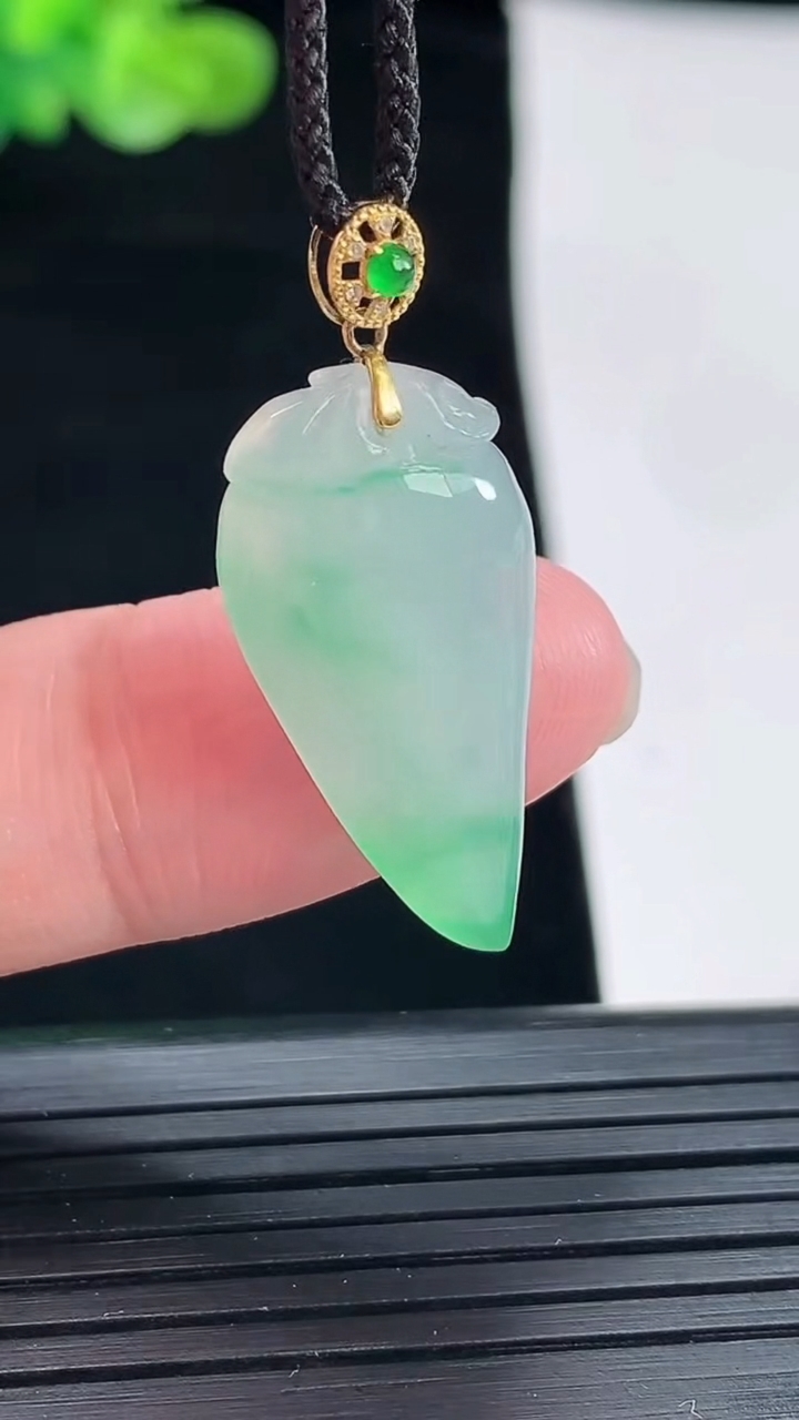 天然A货翡翠福瓜吊坠，尺寸25.6-13-5.5重量:2.98g
4月28日