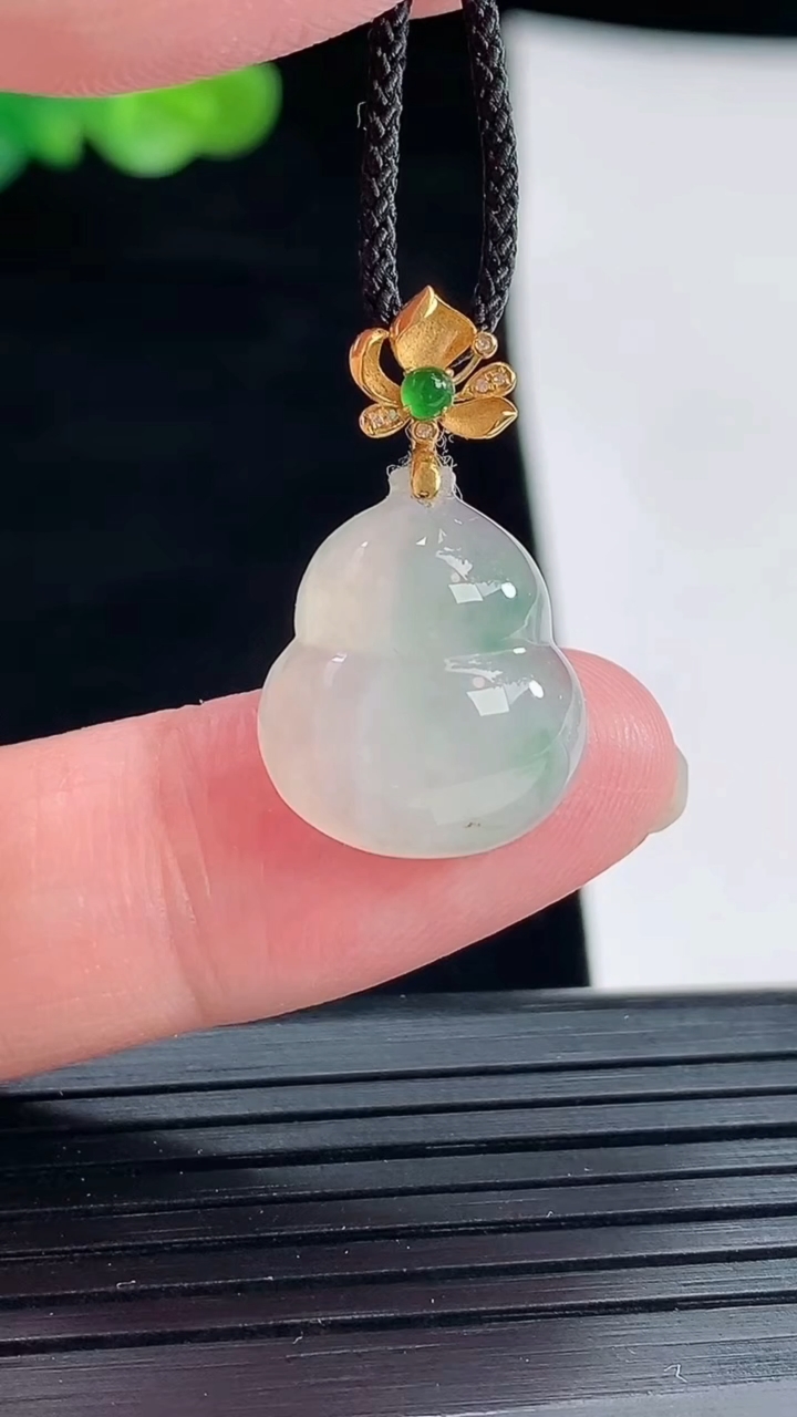 天然A货翡翠18k金飘花葫芦吊坠，尺寸16-14.6-6重量:2.67g
4月28日