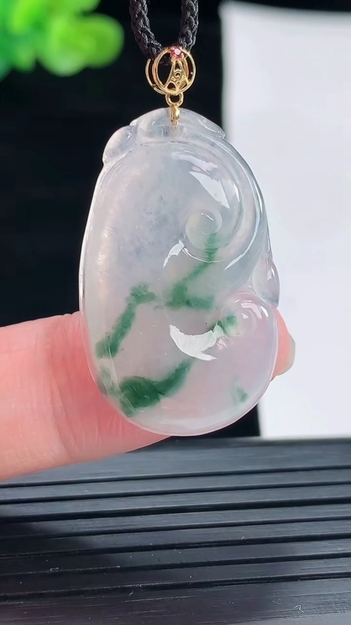 天然A货翡翠种飘花如意吊坠，尺寸29-19-4重量:4.22g
4月28日