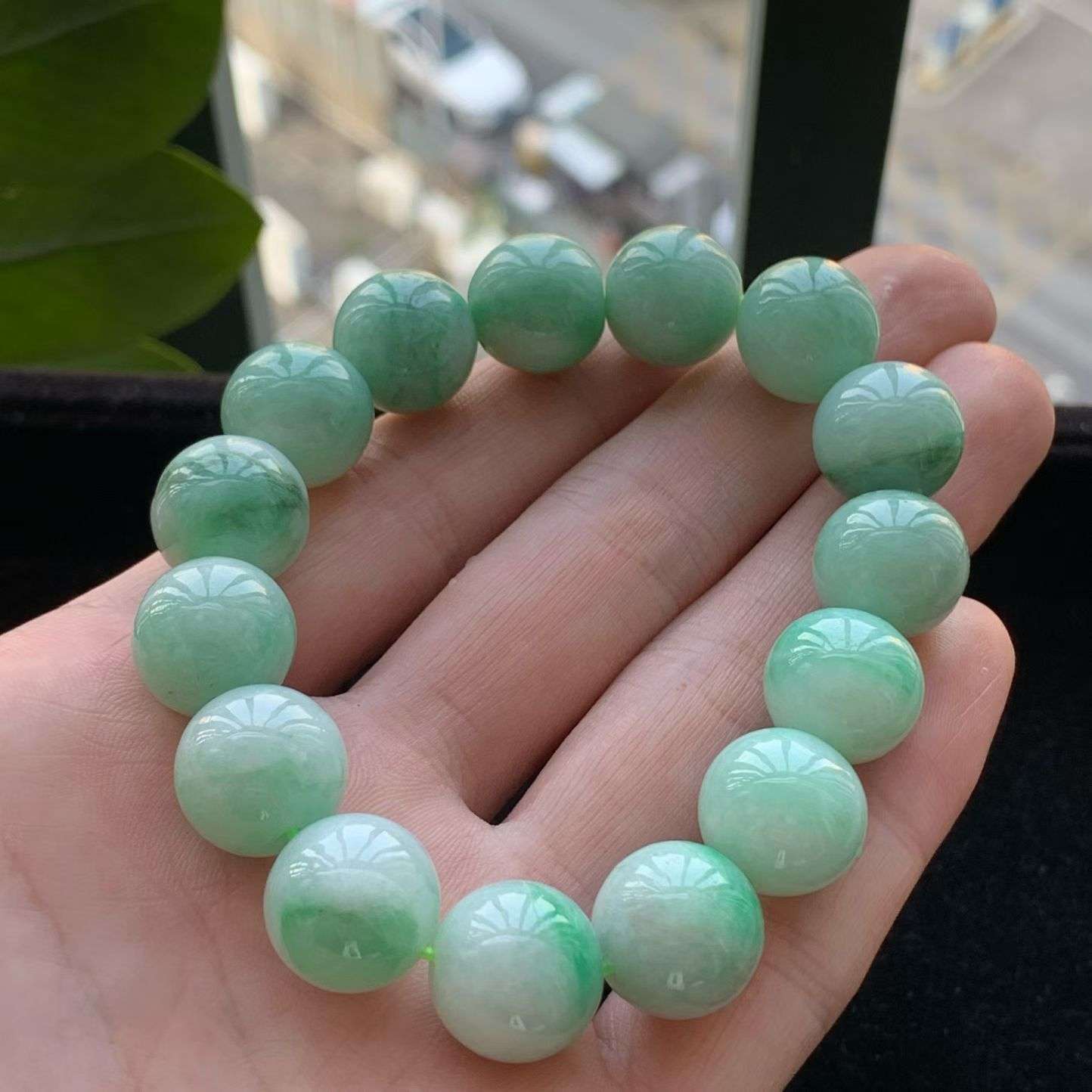 A货天然翡翠冰糯种飘绿手串重量70.75
4月28日