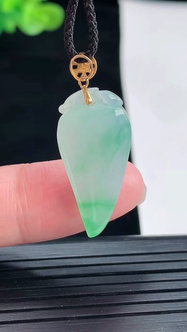 天然A货翡翠福瓜吊坠，尺寸25.6-13-5.5重量:2.98g
4月28日