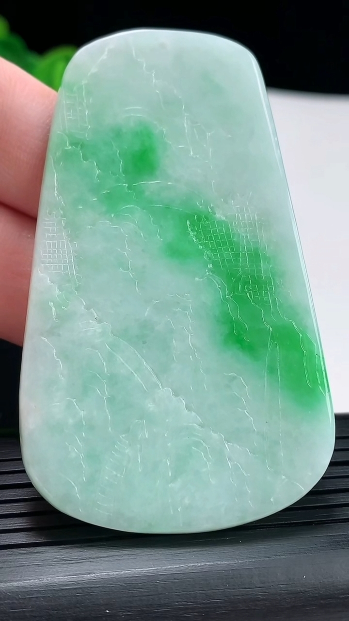 天然A货翡翠山水牌吊坠，尺寸70.5-42-5.2重量:36.08g
4月28日