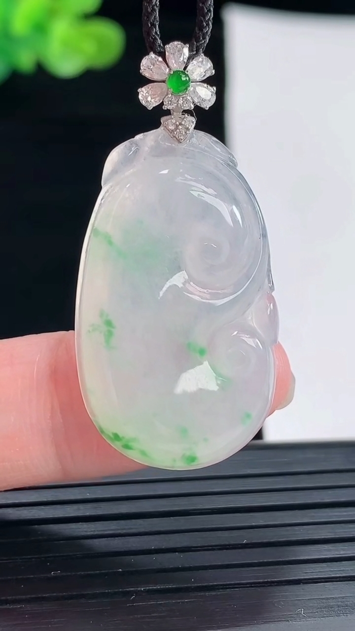 天然A货翡翠如意吊坠，尺寸31.6-19.6-4.5重量:5.42g
4月28日