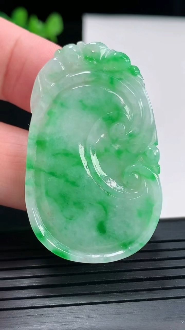 天然A货翡翠如意吊坠，尺寸47.5-29-4.2重量:12.17g
4月28日