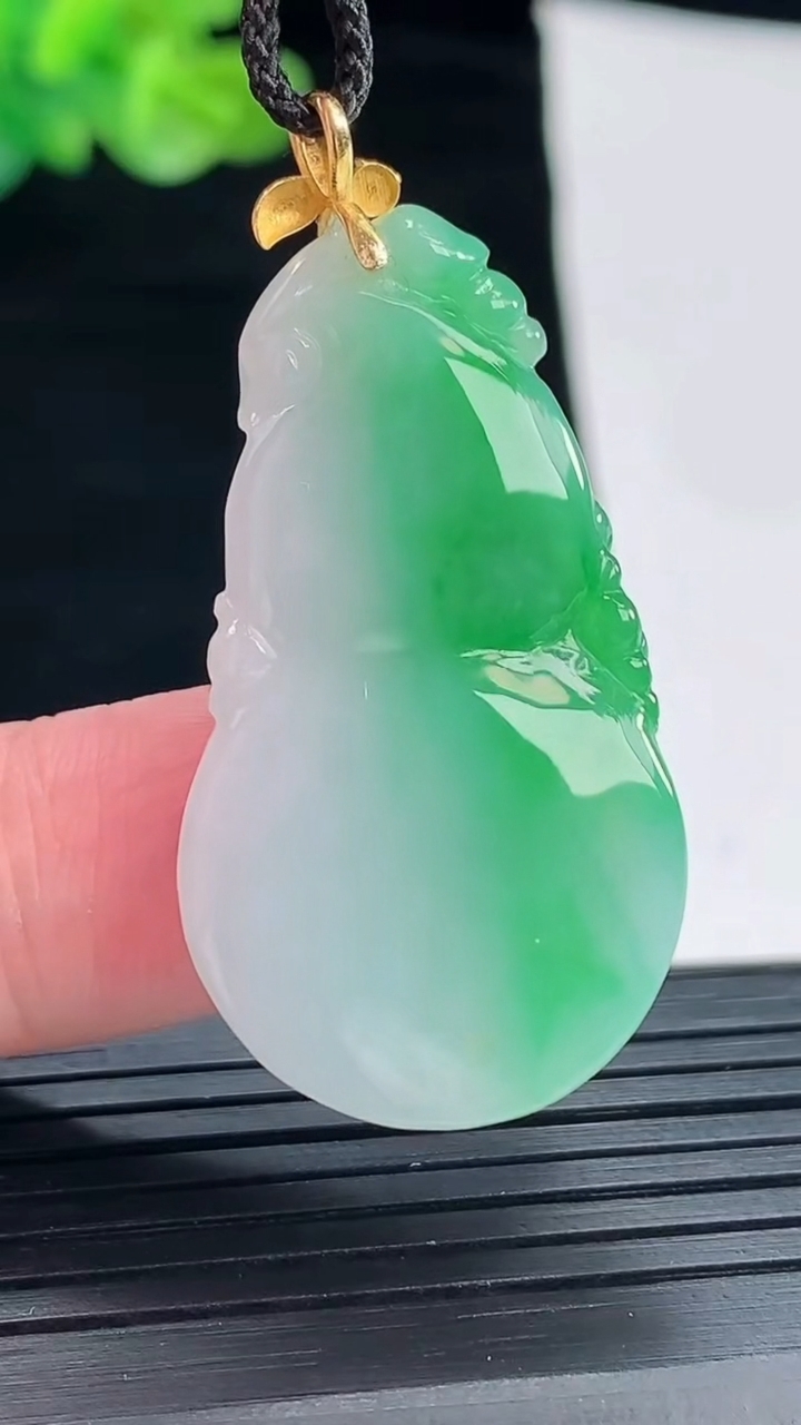 天然A货翡翠葫芦吊坠，尺寸38-21.5-6重量:9.29g
4月28日