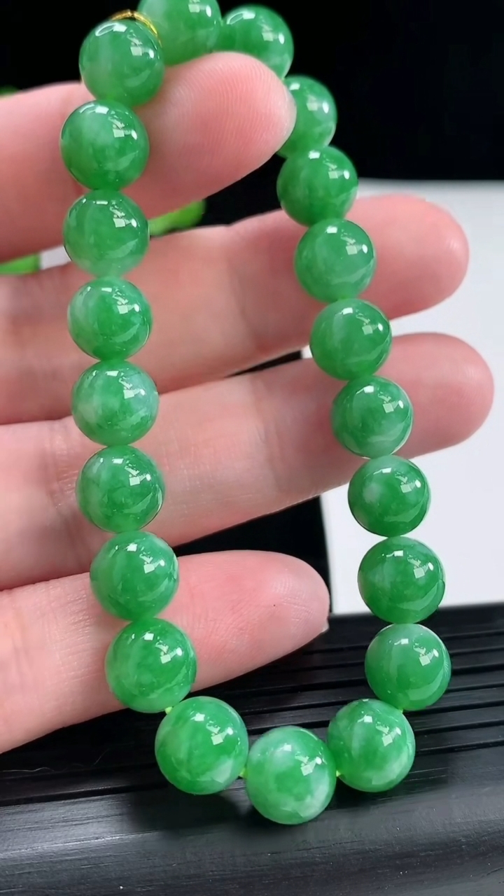 天然A货翡翠圆珠手串，尺寸9-21颗重量:25.87g4月28日
工厂直销收藏佳品,种好水足，色泽均匀，有种有色，上手高大气！