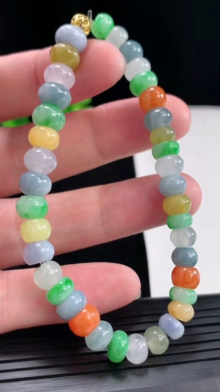 天然A货翡翠四彩算盘珠手串，尺寸7.8-5重量:21.74g4月28日
工厂直销收藏佳品,种好水足，色泽均匀，有种有色，上手高大气！