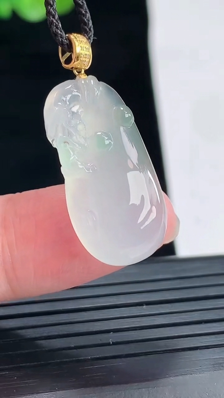 天然A货翡翠福袋吊坠，尺寸25.6-12.6-6.5重量:4.70g
4月28日