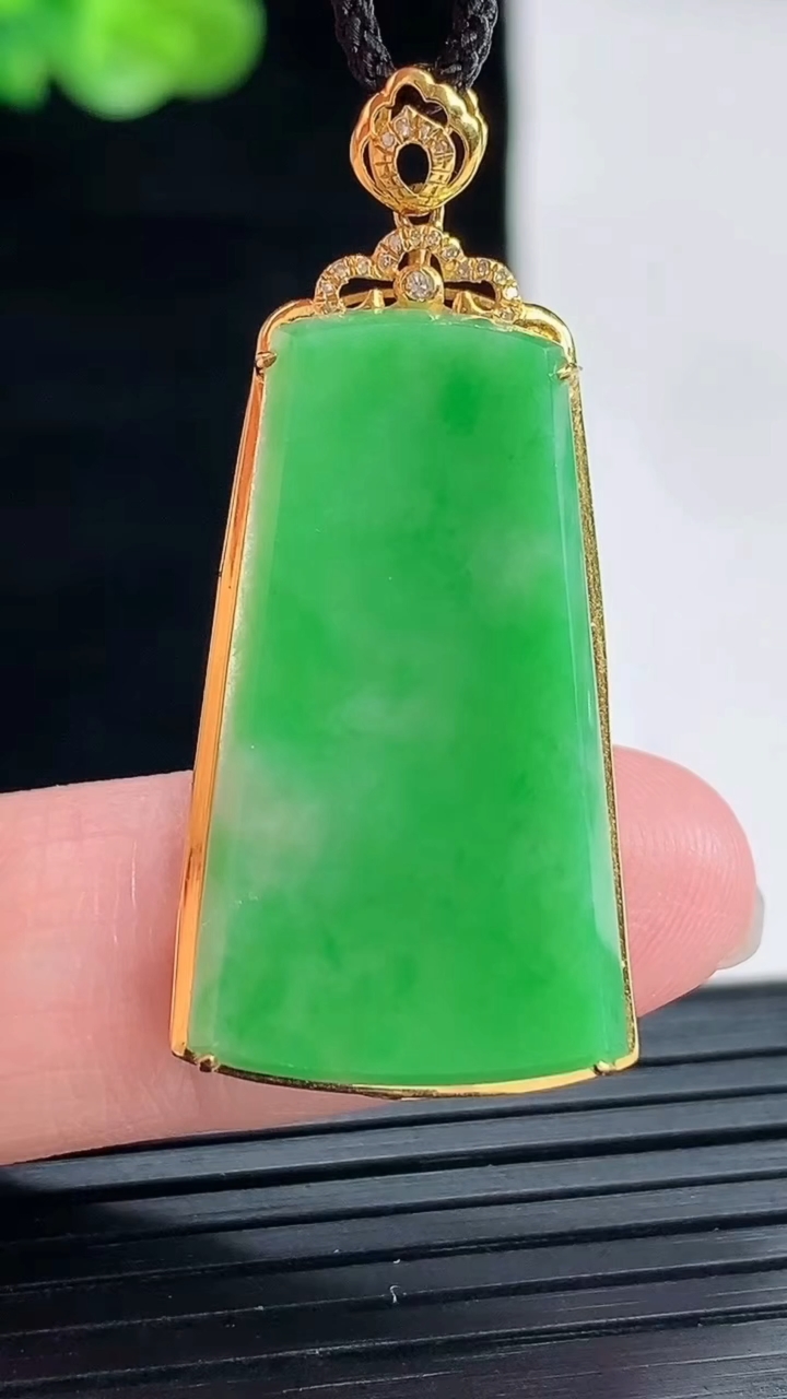 天然A货翡翠无事牌吊坠，尺寸39.6-18-4.6，裸石29-17重量:3.79g
4月28日