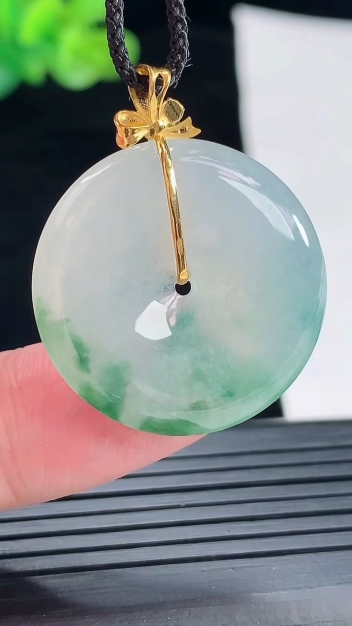 天然A货翡翠种飘花平安扣吊坠，尺寸26.5-5重量:7.57g
4月28日