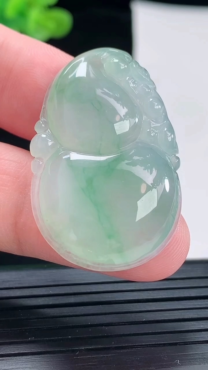 天然A货翡翠葫芦吊坠，尺寸38-24.5-5.5重量:8.79g
4月28日