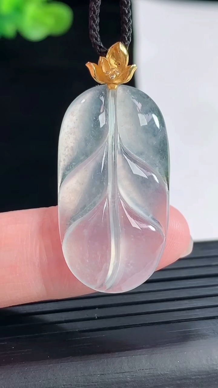 天然A货翡翠种白冰金枝玉叶 叶子吊坠，尺寸30-17.5-5.2重量:5.10g
4月28日
