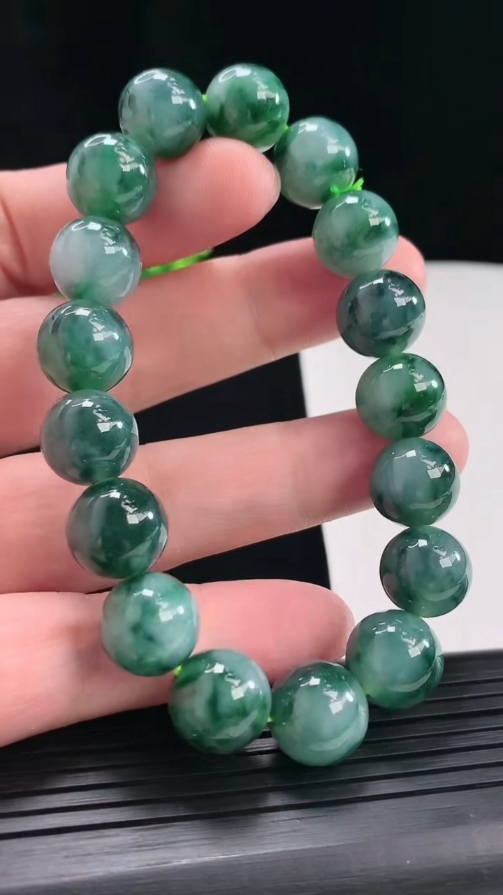 天然A货翡翠种飘花圆珠手串，尺寸12.5-17颗重量:54.24g4月28日
工厂直销收藏佳品,种好水足，色泽均匀，有种有色，上手高大气！