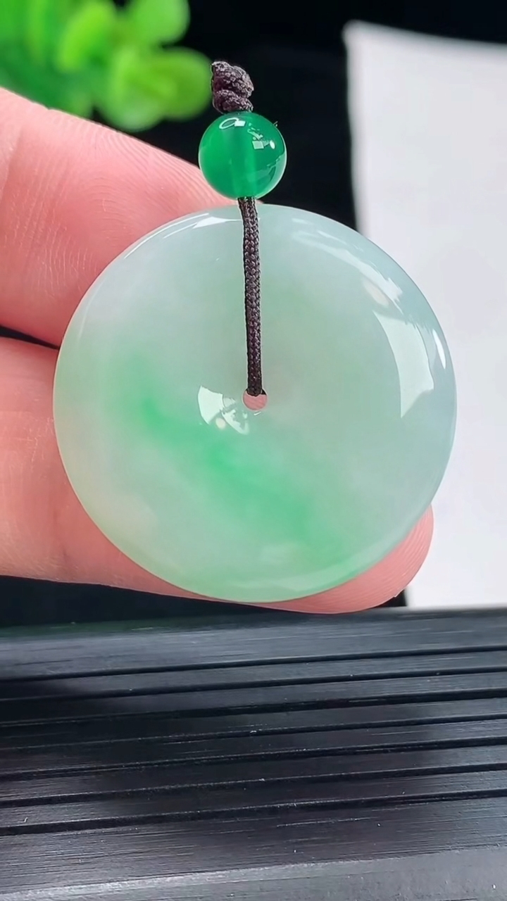 天然A货翡翠平安扣吊坠，尺寸28.6-5重量:8.99g
4月28日