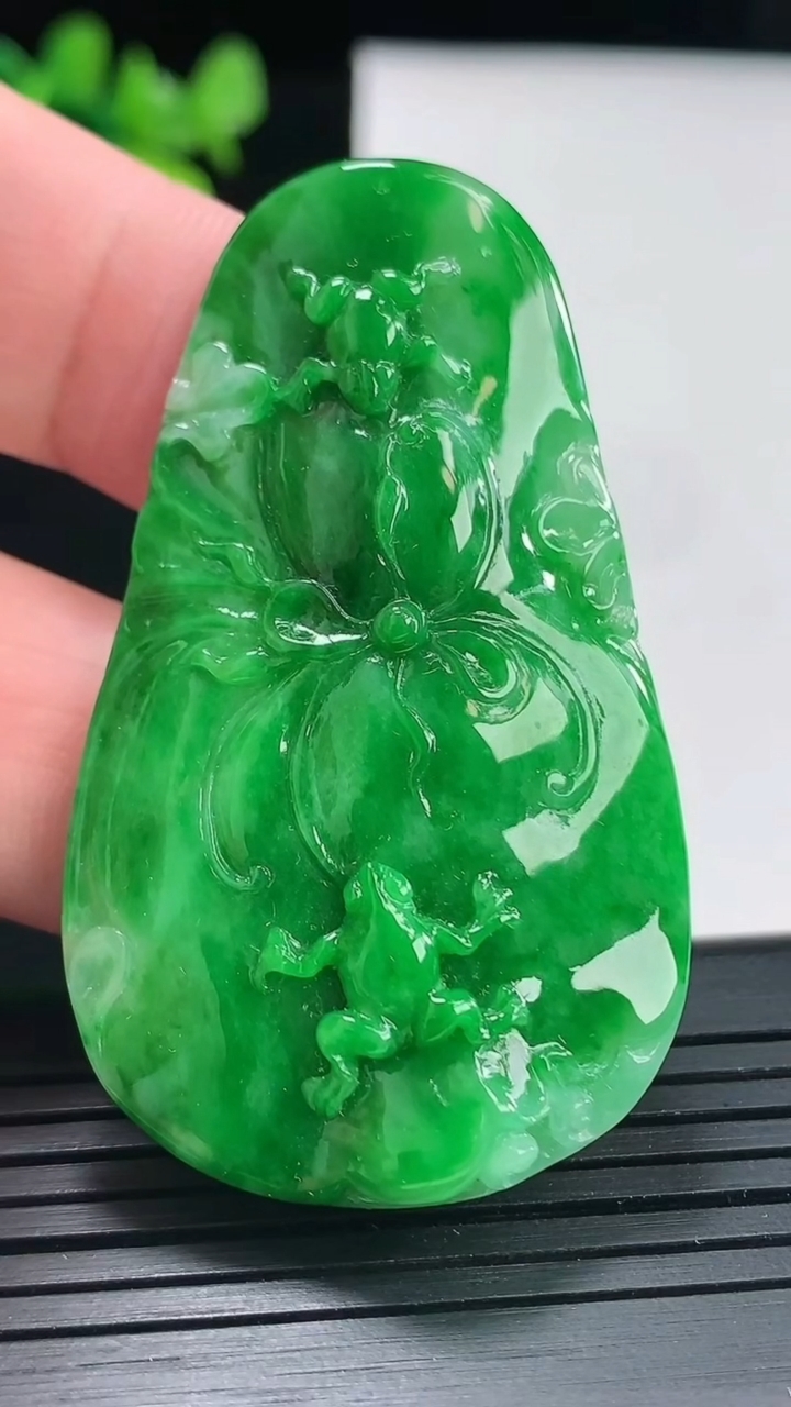 天然A货翡翠和和美美 呱呱来财吊坠，尺寸52.6-31.5-8重量:15.09g
4月28日