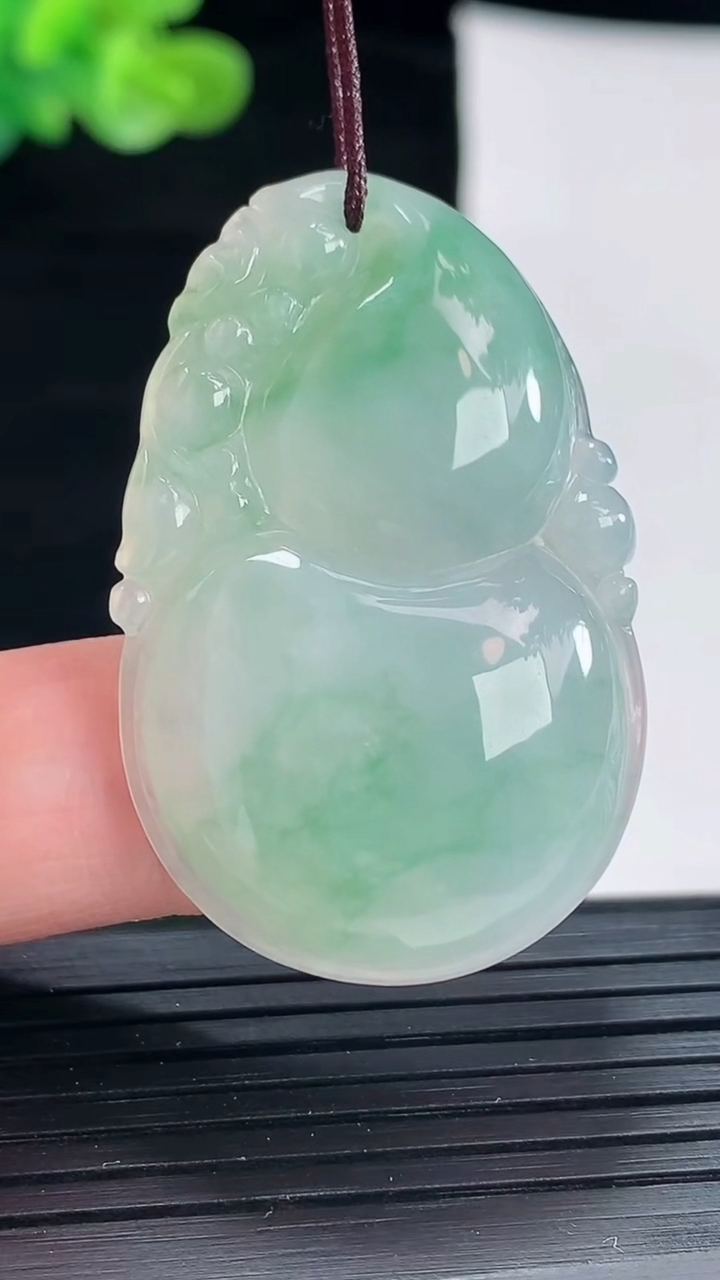 天然A货翡翠葫芦吊坠，尺寸41-26-6重量:10.96g
4月28日