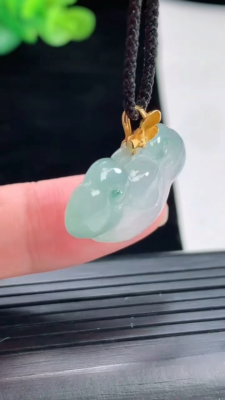 天然A货翡翠种飘花如意头吊坠，尺寸16-26.8-6重量:4.26g
4月28日