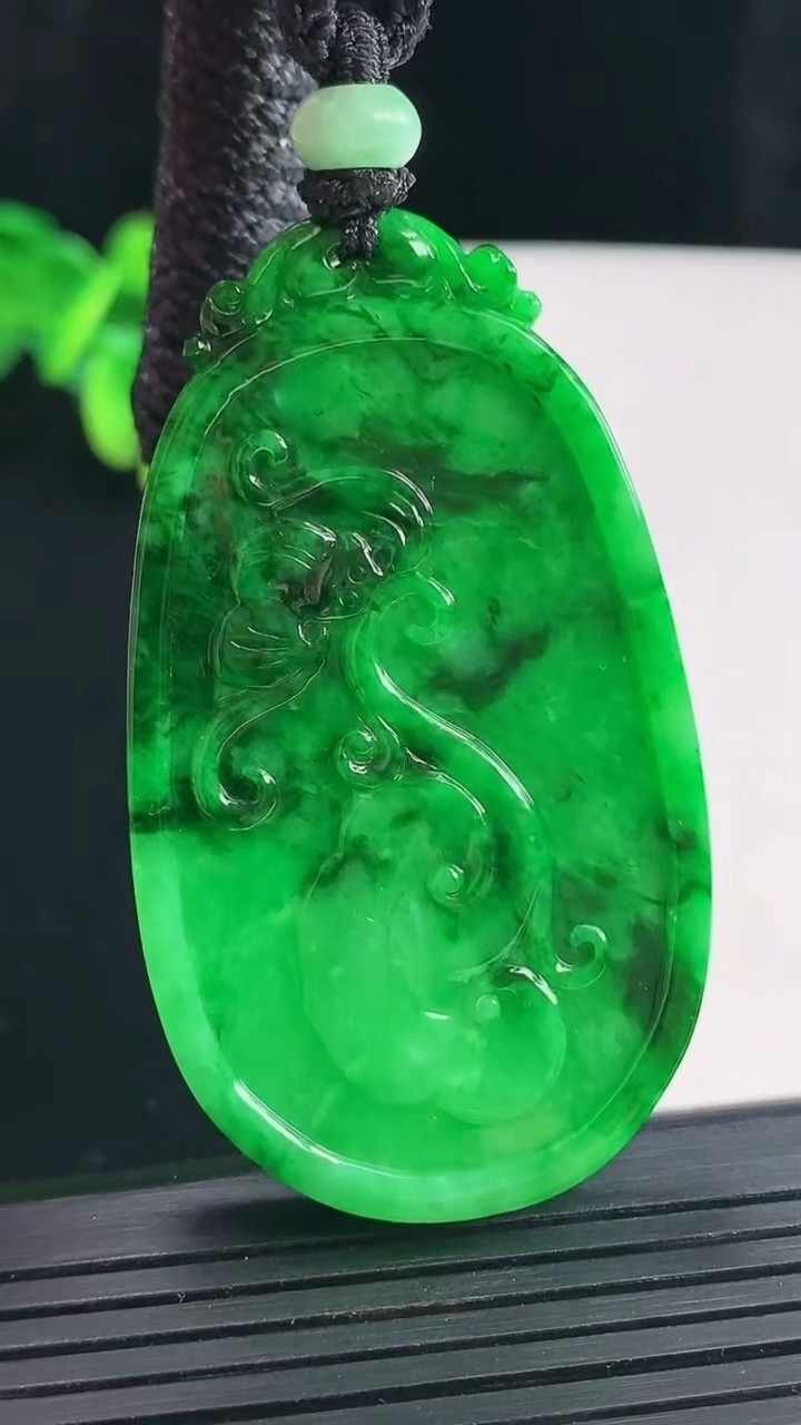 天然A货翡翠节节高升 竹节吊坠，尺寸56.6-33-5.5重量:23.81g
4月28日