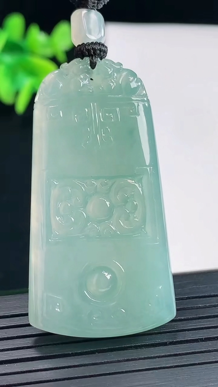 天然A货翡翠仿古无事牌吊坠，尺寸48-25.5-5.2重量:19.56g
4月28日