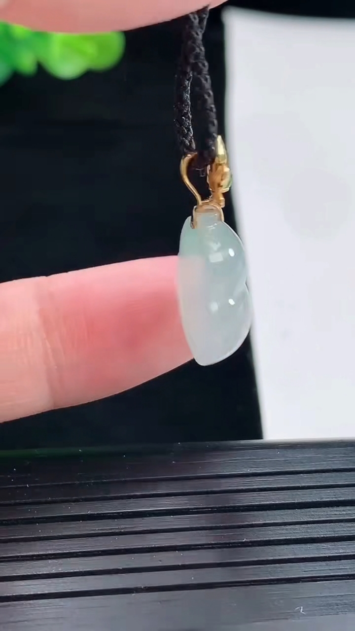 天然A货翡翠18k金飘花葫芦吊坠，尺寸16-14.6-6重量:2.67g
4月28日