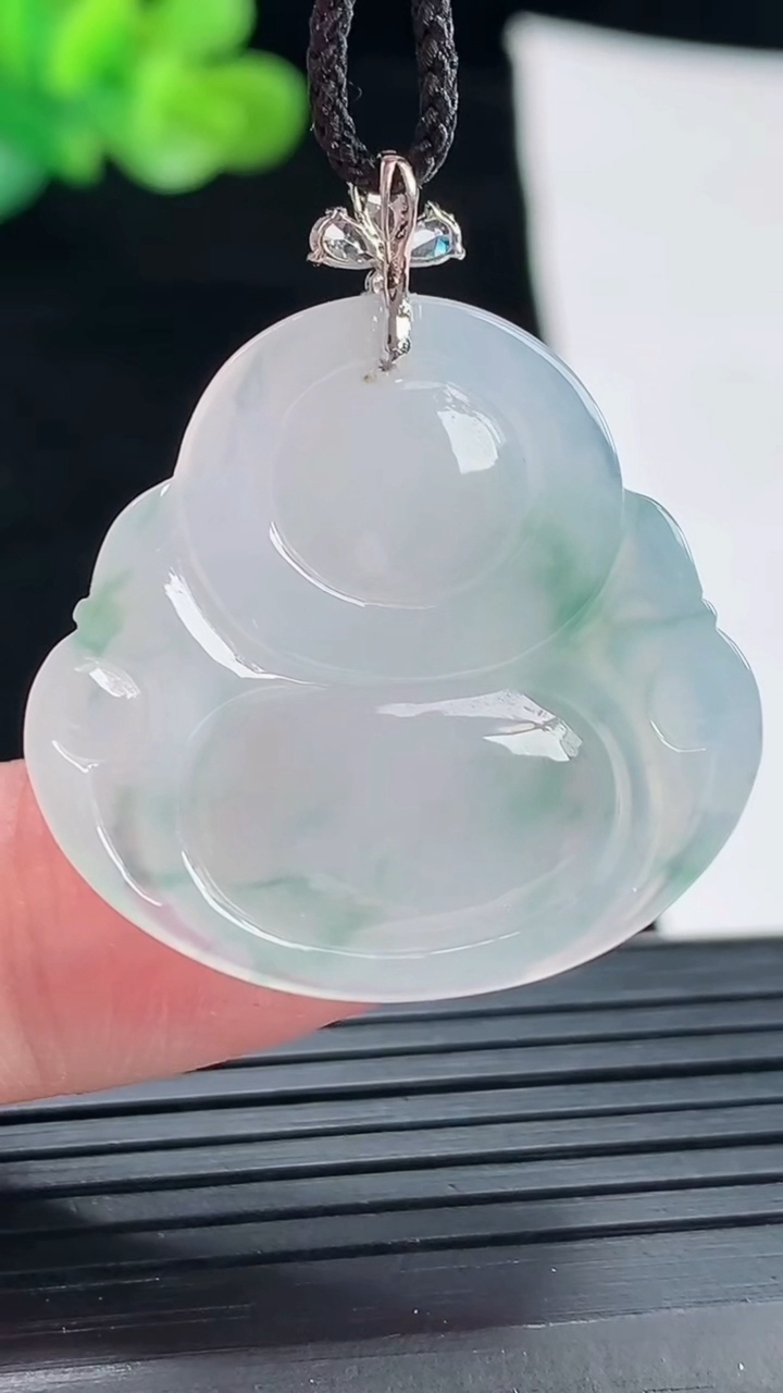 天然A货翡翠种飘花佛公吊坠，尺寸28-30-5.5重量:7.24g
4月29日