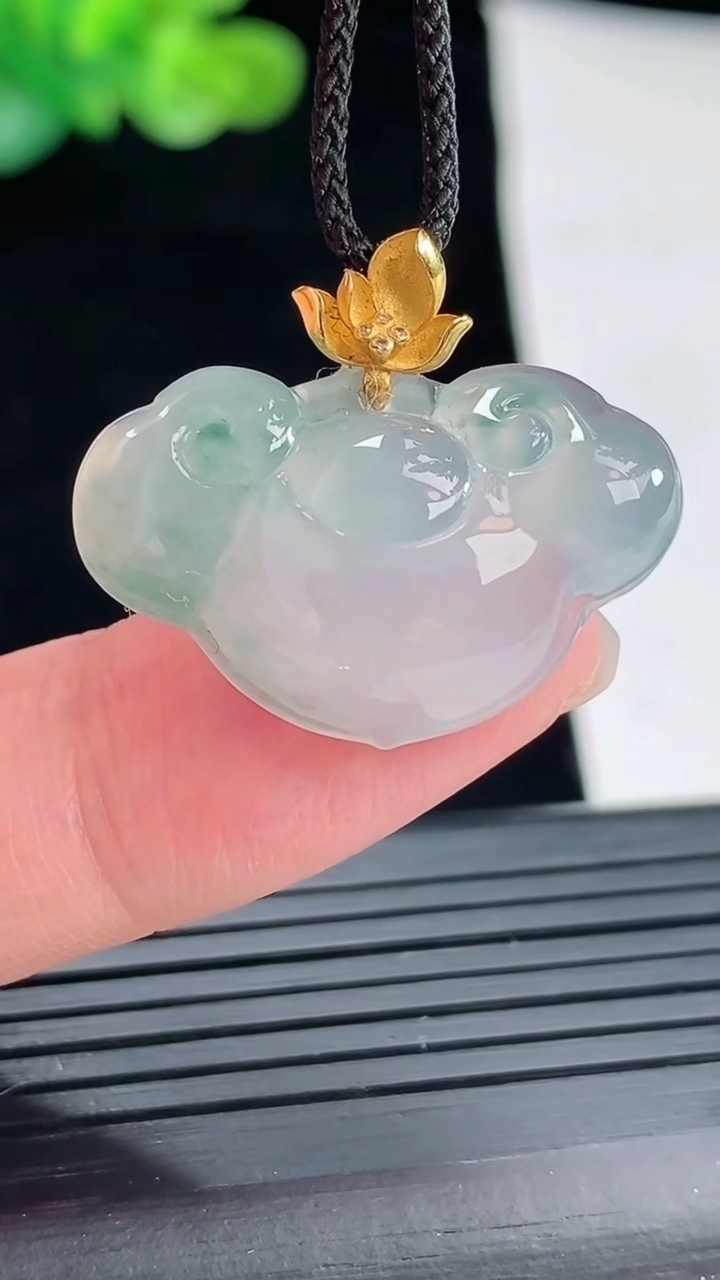 天然A货翡翠种飘花如意头吊坠，尺寸16-26.8-6重量:4.26g
4月28日