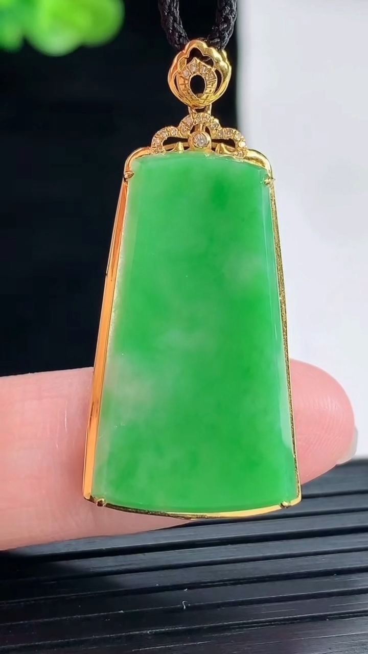 天然A货翡翠无事牌吊坠，尺寸39.6-18-4.6，裸石29-17重量:3.79g
4月28日