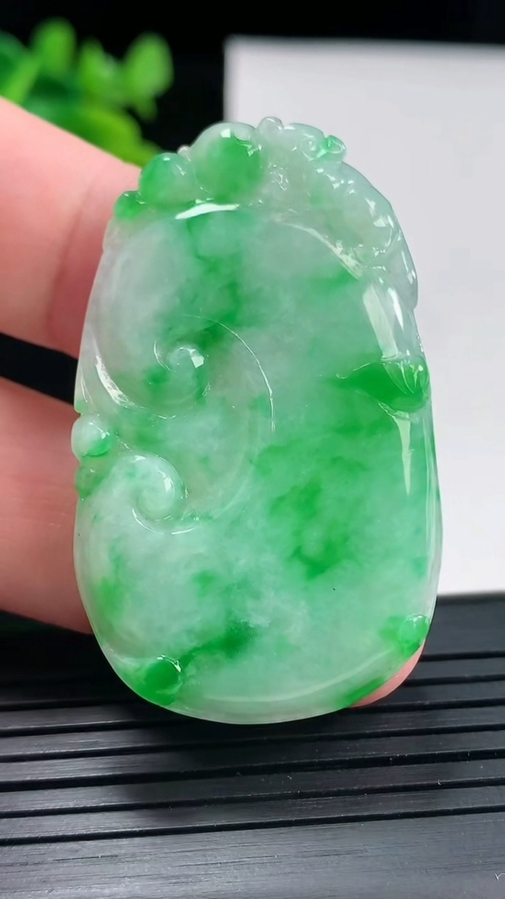 天然A货翡翠如意吊坠，尺寸47.5-29-4.2重量:12.17g
4月28日