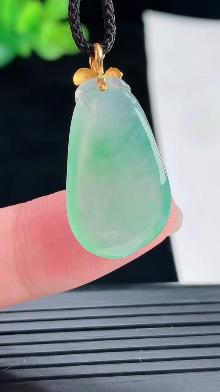 天然A货翡翠福瓜吊坠，尺寸24.5-15-5重量:3.78g
4月28日