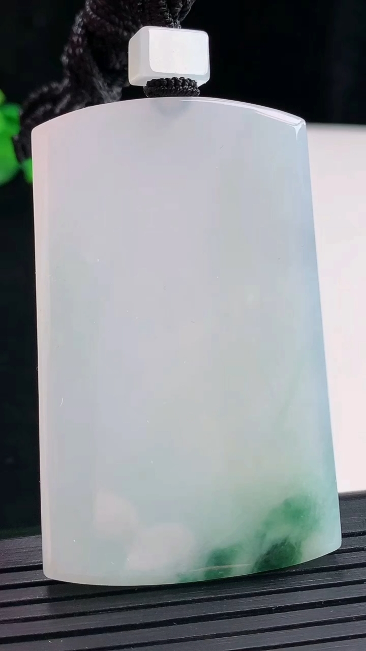 天然A货翡翠飘花无事牌吊坠，尺寸60.5-38-5.8重量:46.69g
4月28日