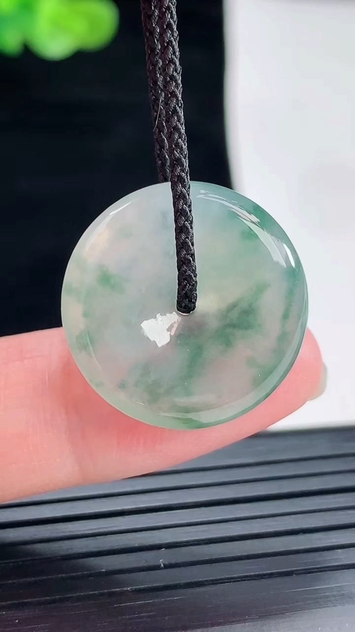 天然A货翡翠冰种飘花平安扣吊坠，尺寸21.6-4.5重量:4.23g
4月28日