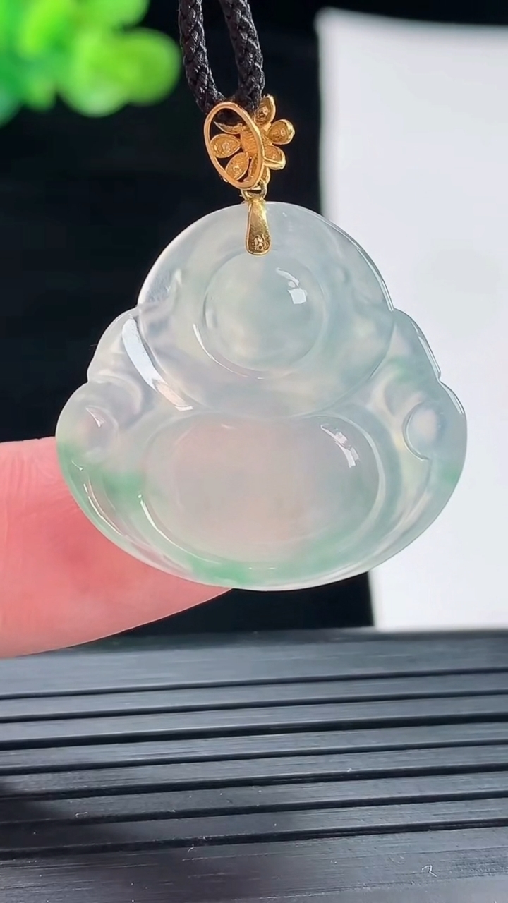 天然A货翡翠种飘花佛公吊坠，尺寸25-26.5-5重量:4.98g
4月28日