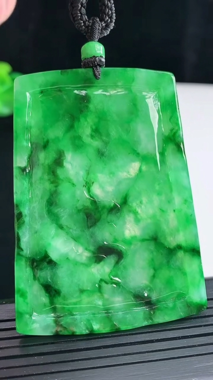 天然A货翡翠龙牌吊坠，尺寸63-46.2-4.5重量:38.70g
4月28日