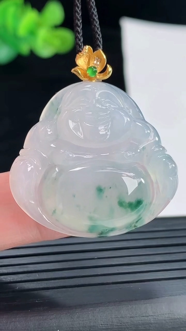天然A货翡翠种飘花佛公吊坠，尺寸30-32.6-5.8重量:9.24g
4月28日