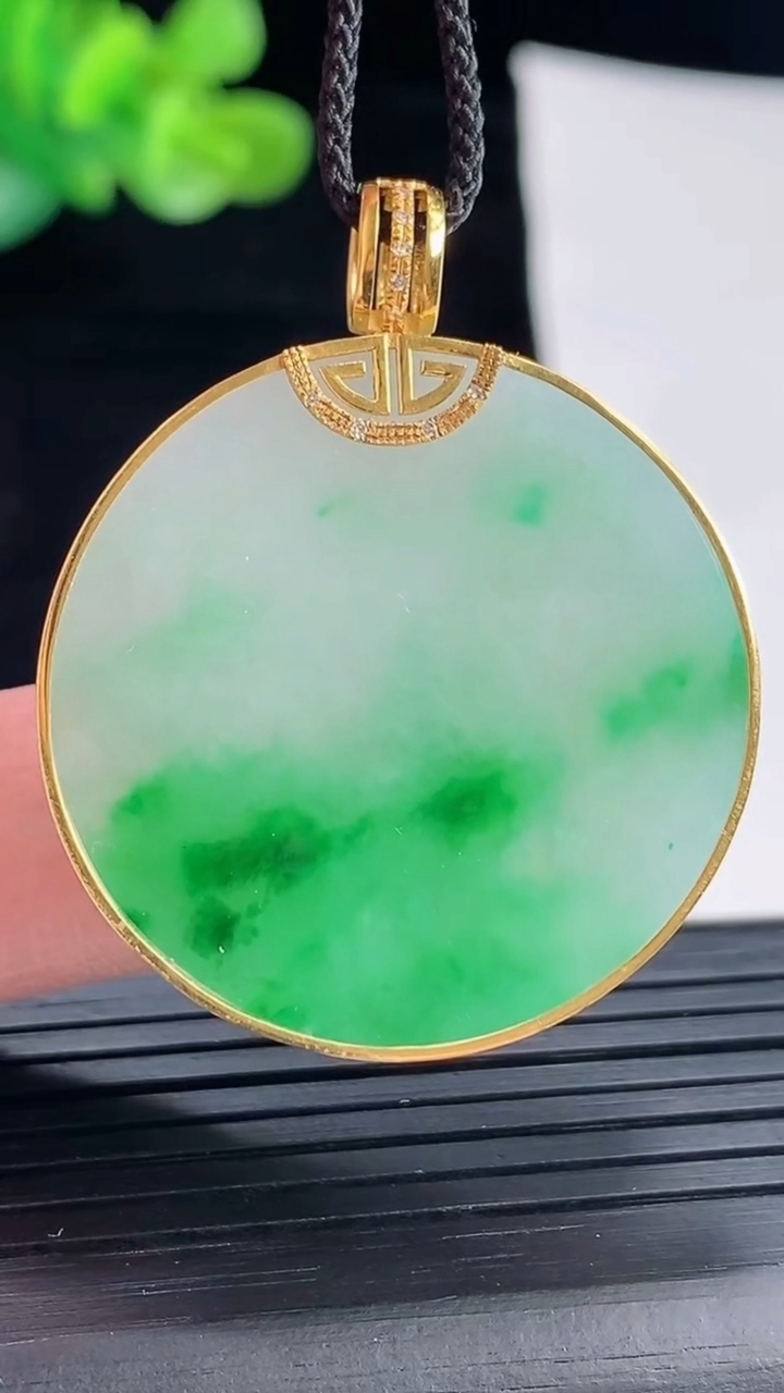 天然A货翡翠无事牌吊坠，尺寸40.5-33-4.2，裸石33重量:11.82g
4月28日