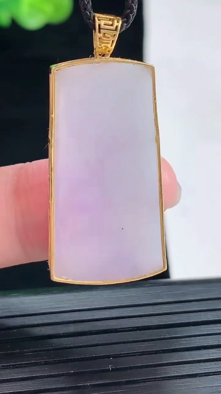 天然A货翡翠18k金紫罗兰无事牌吊坠，尺寸36-16.5-4.5，裸石31-16-4重量:6.78g
4月28日