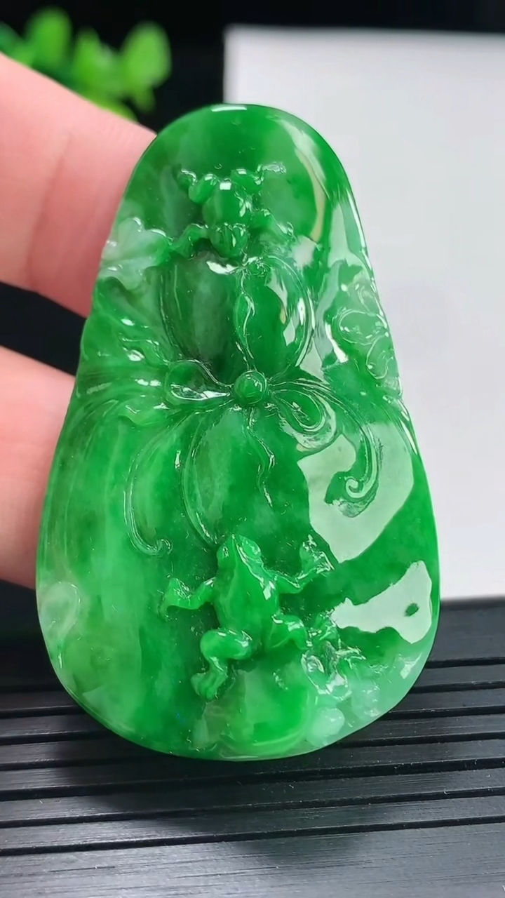 天然A货翡翠和和美美 呱呱来财吊坠，尺寸52.6-31.5-8重量:15.09g
4月28日