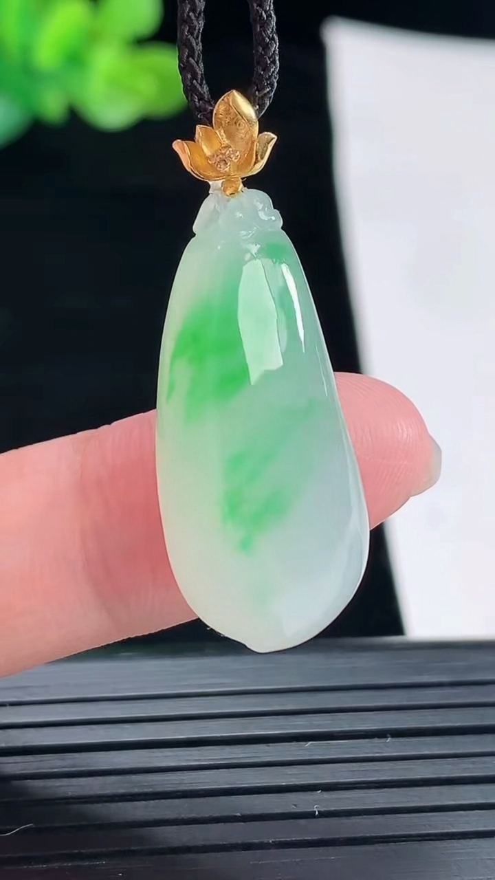 天然A货翡翠福瓜吊坠，尺寸28.5-13-8.5重量:5.68g
4月28日