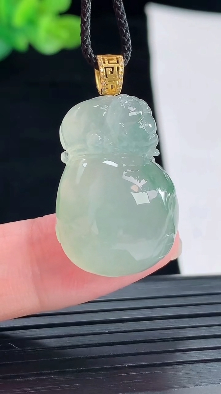 天然A货翡翠18k金飘花福袋吊坠，尺寸27-18.6-12重量:10.98g
4月28日