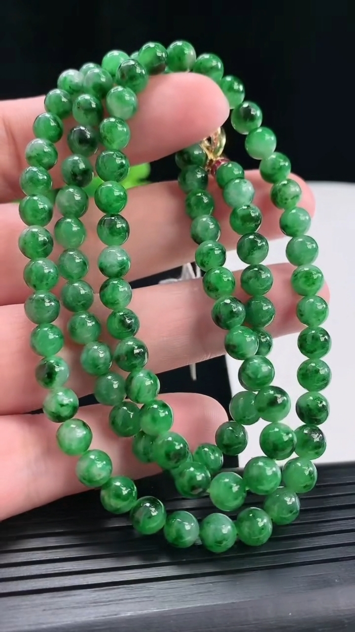 天然A货翡翠圆珠项链，尺寸6-98颗重量:39.66g
4月28日