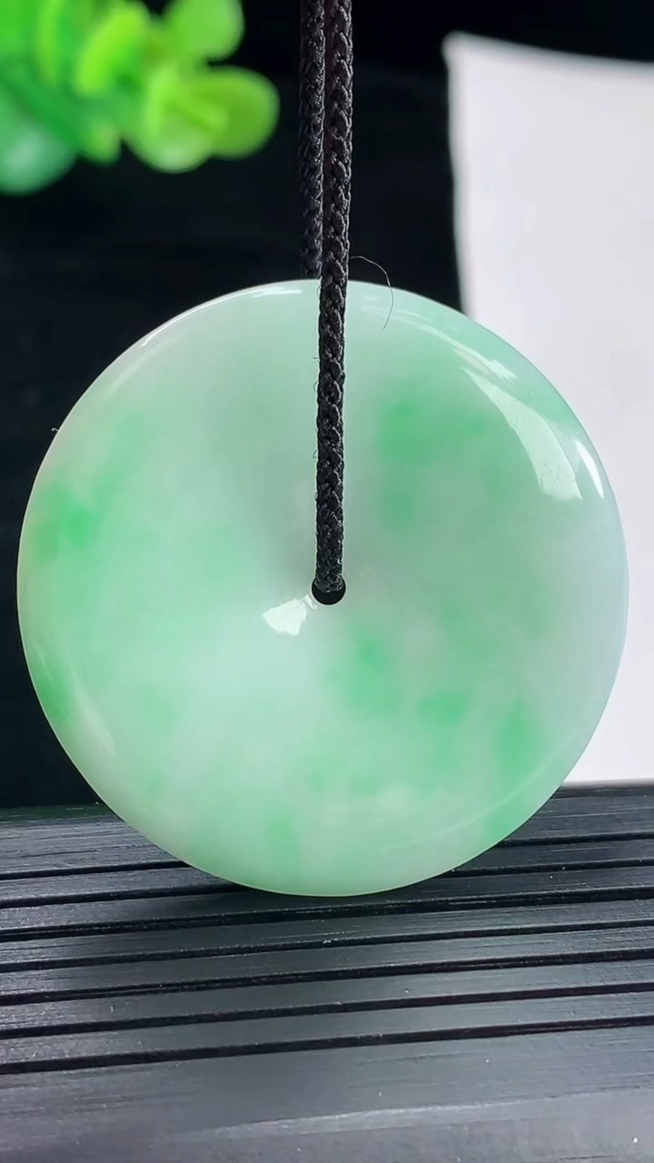 天然A货翡翠平安扣吊坠，尺寸38.5-5重量:15.47g
4月28日