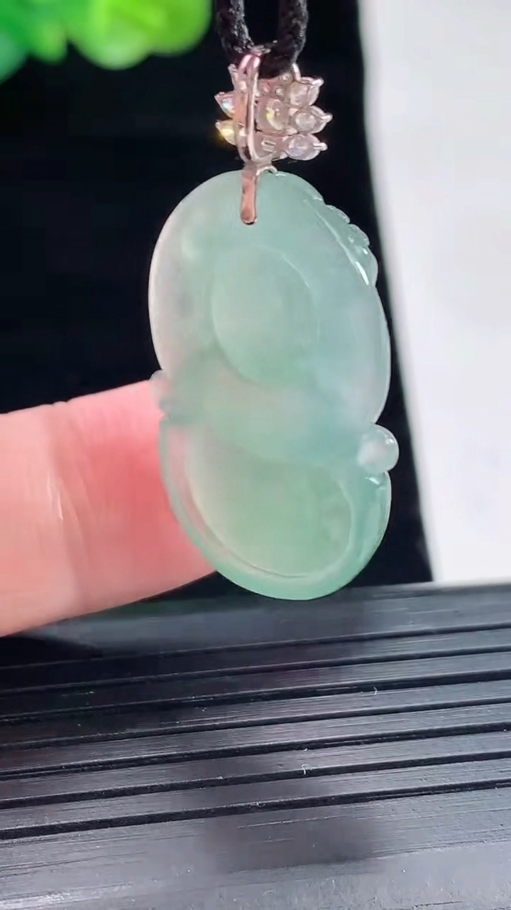 天然A货翡翠宝宝佛吊坠，尺寸28.6-18-7.5重量:6.18g
4月28日