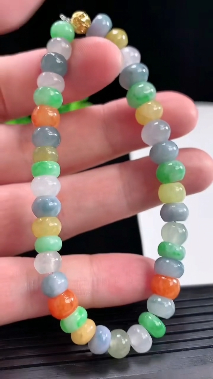 天然A货翡翠四彩算盘珠手串，尺寸7.8-5重量:21.74g4月28日
工厂直销收藏佳品,种好水足，色泽均匀，有种有色，上手高大气！