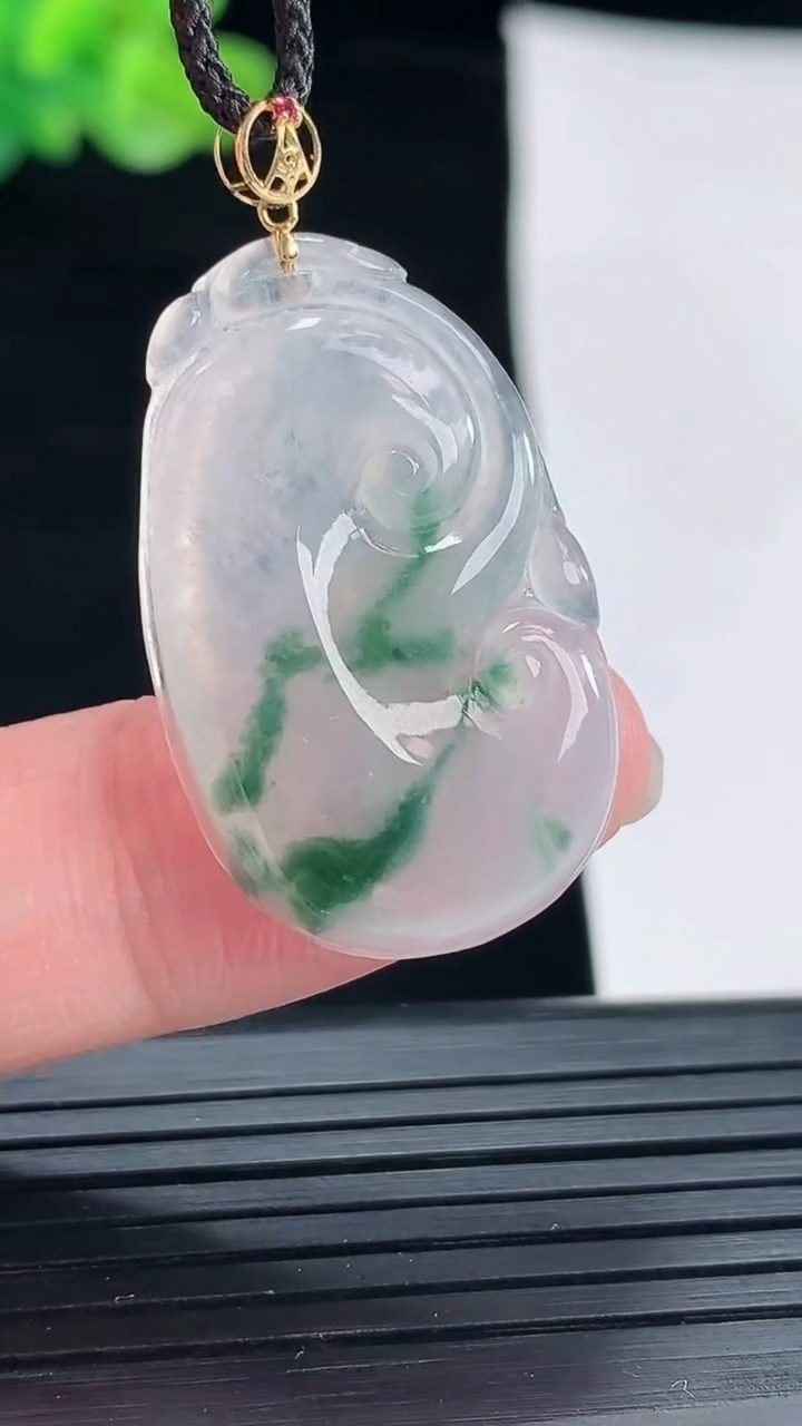 天然A货翡翠种飘花如意吊坠，尺寸29-19-4重量:4.22g
4月28日